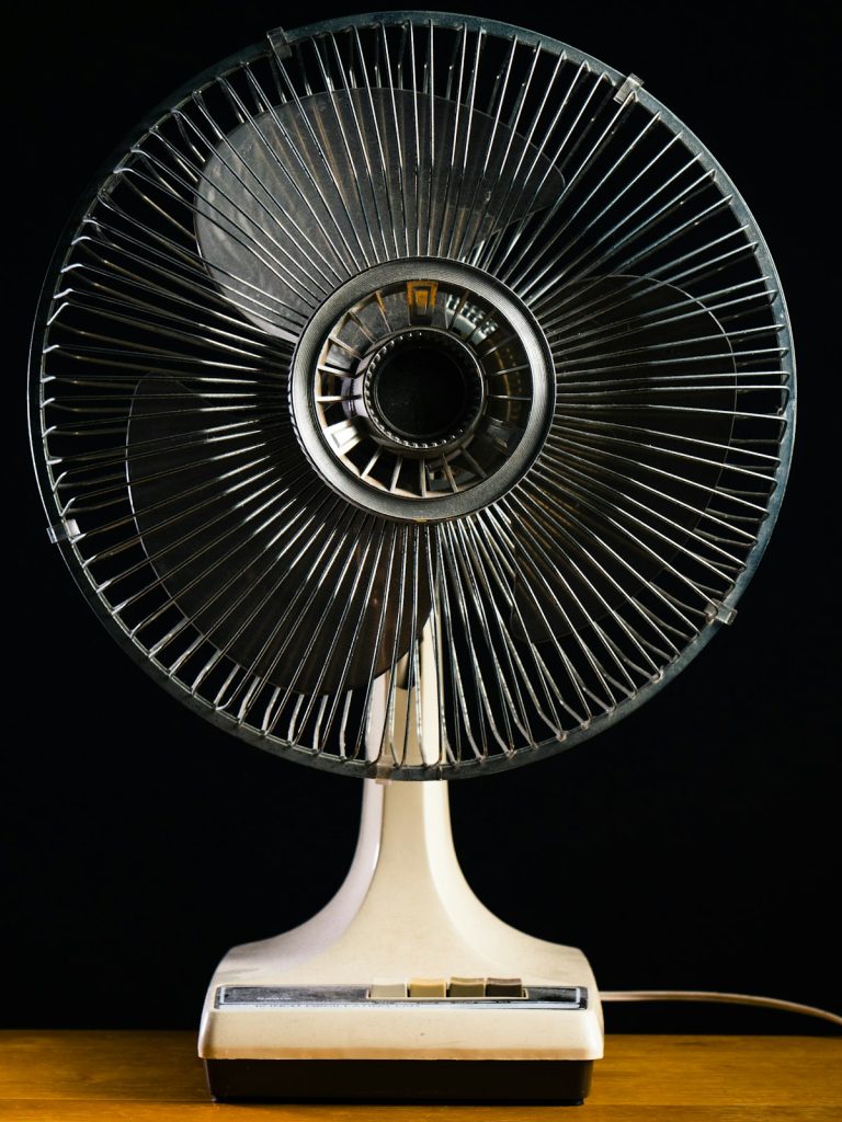 Plafond ventilator stil laten draaien: zo pak je het aan