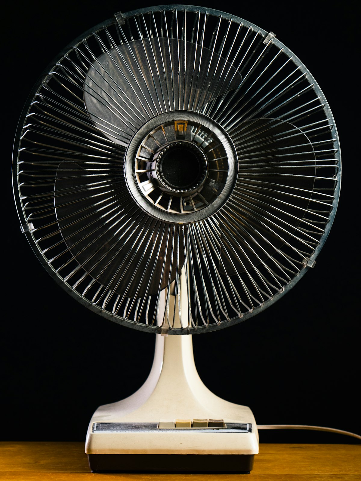 Plafond ventilator stil laten draaien: zo pak je het aan