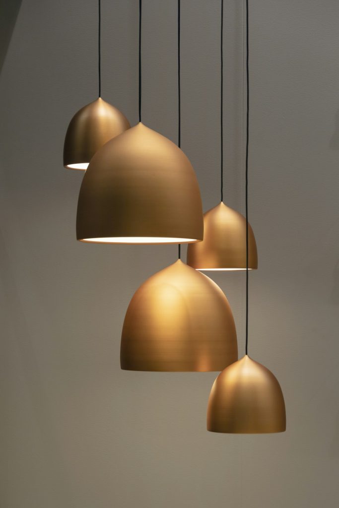 Directlampen kiezen en combineren met een grote eettafel lamp